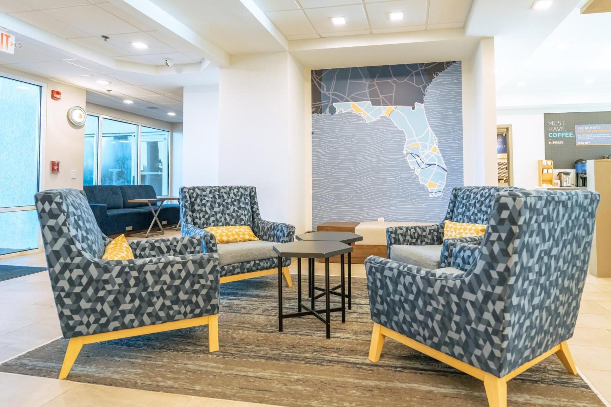 Holiday Inn Express Hotel & Suites Cocoa Beach By Ihg Bagian luar foto