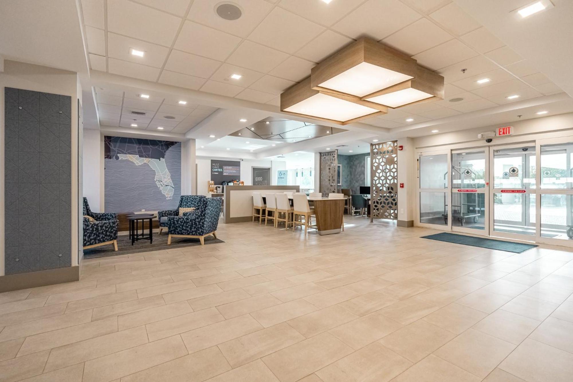 Holiday Inn Express Hotel & Suites Cocoa Beach By Ihg Bagian luar foto