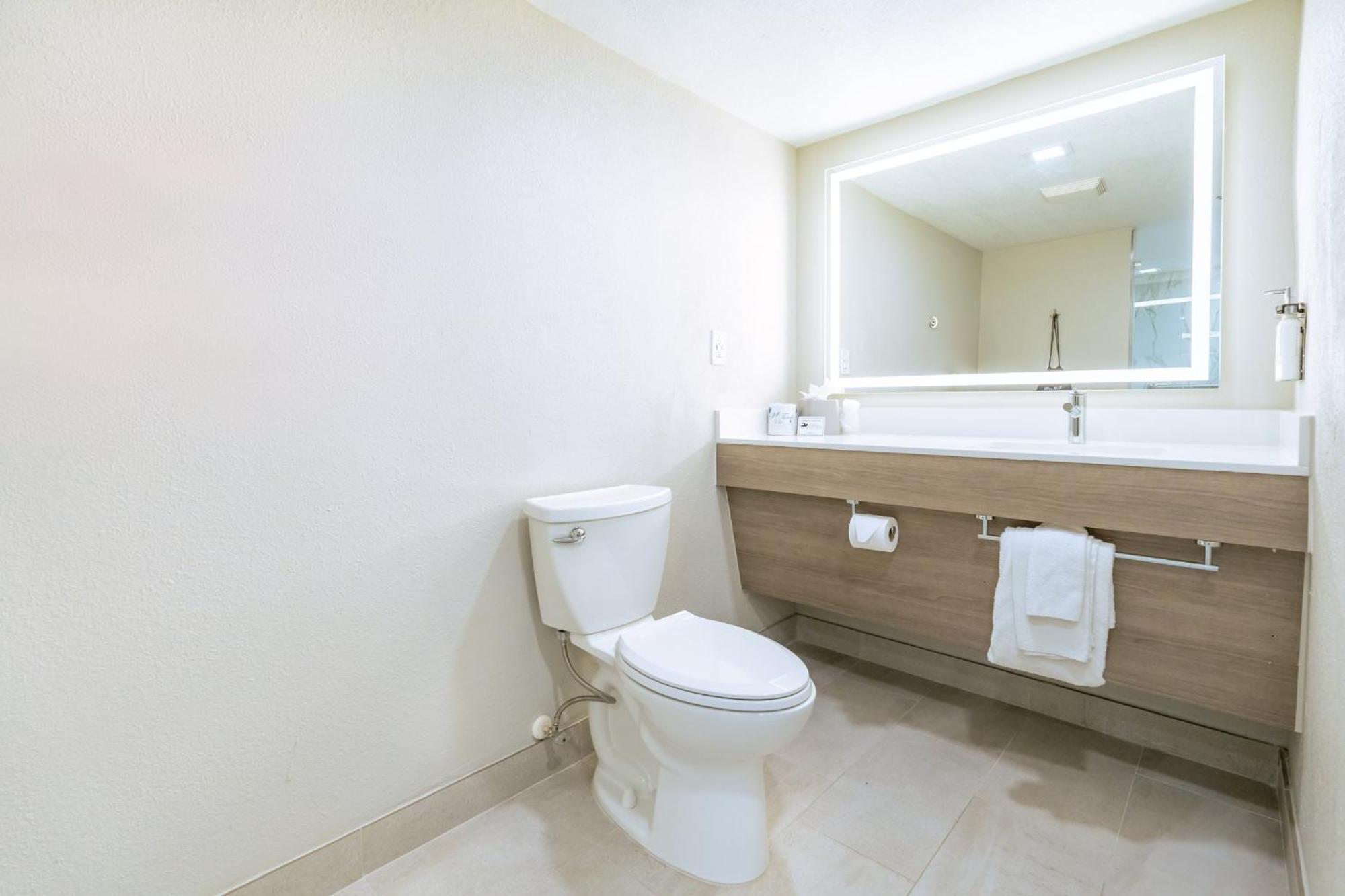 Holiday Inn Express Hotel & Suites Cocoa Beach By Ihg Bagian luar foto